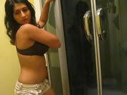 Armenian garota In The Bathroom Strippers