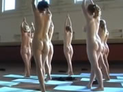 Grupo de jovens nuas fazendo yoga