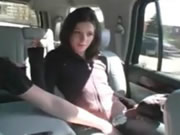 Garota é fodida na traseira de um carro
