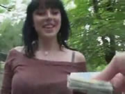 Morena garota publicamente por dinheiro boquetes ao ar livre