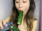 Garota chinesa viva com pepinos e masturbação de dedos
