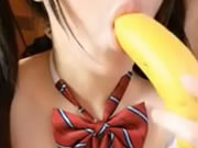 Asiática Adorável Selfie Lambendo Banana