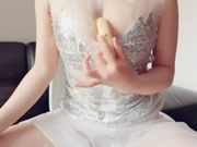 Garota asiática lambendo banana