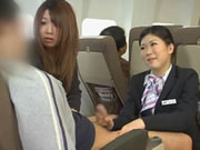 Serviço atencioso da comissária de bordo japonesa