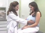 Médico de Big Tits examina paciente de mamas grandes