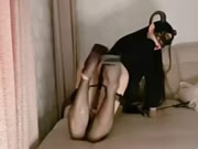 Menina asiática magra provocando diabinho