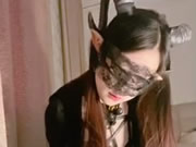Menina asiática magra a masturbar-se com um diabinho